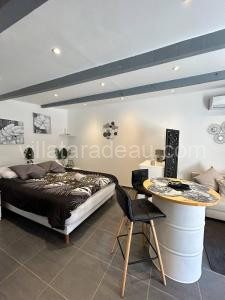 Beautiful studio in a secure private residence à Taradeau